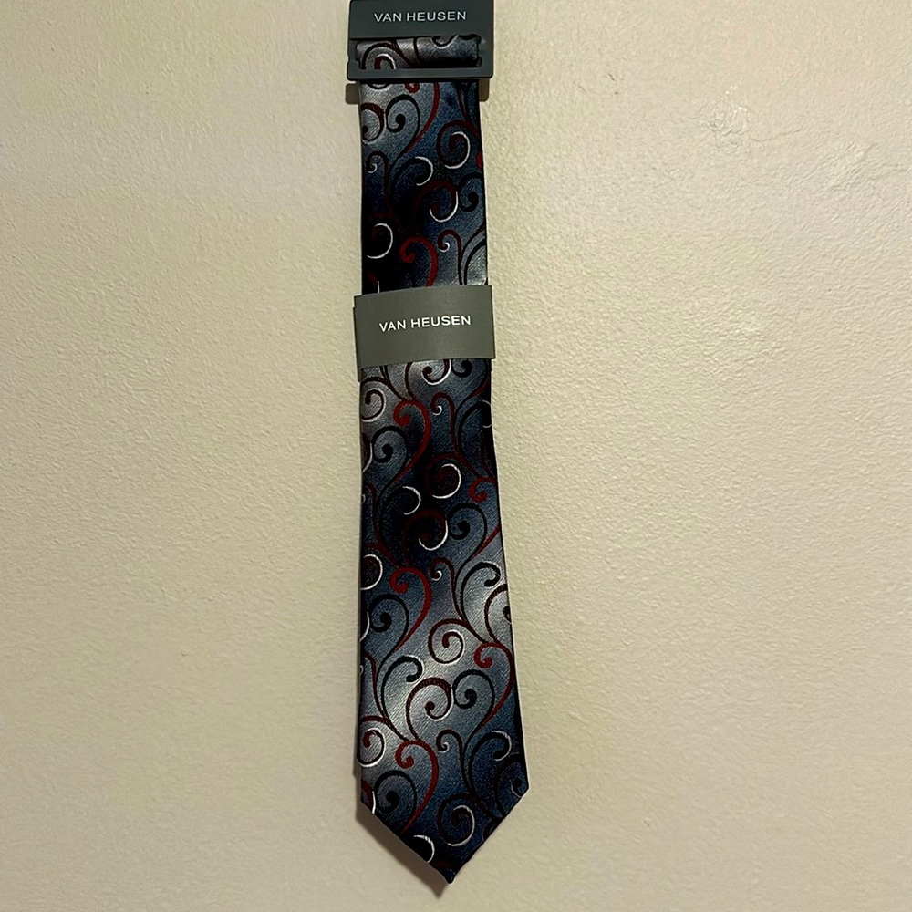 NWT VAN HEUSEN GREY TIE WITH BLACK AND RED ACCENTS